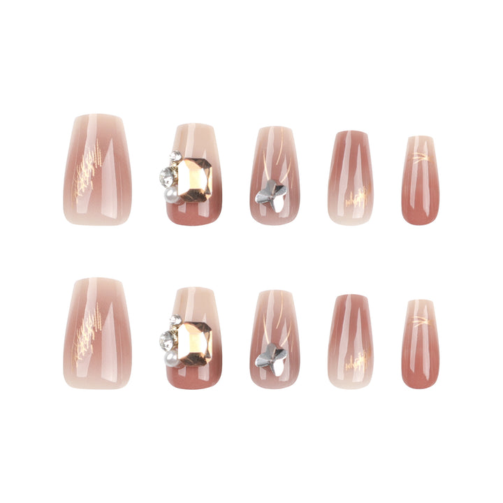 Künstliche Nagelkunst mit eleganten Schmuckakzenten Karnz
