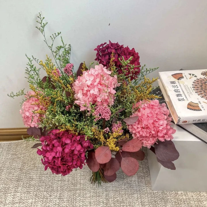 Lebendige getrocknete Blumenarrangement