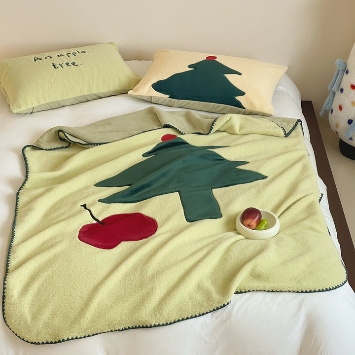Kuschelige Wendefleece-Tagesdecke mit appliziertem Tannenbaum- und Apfelmotiv