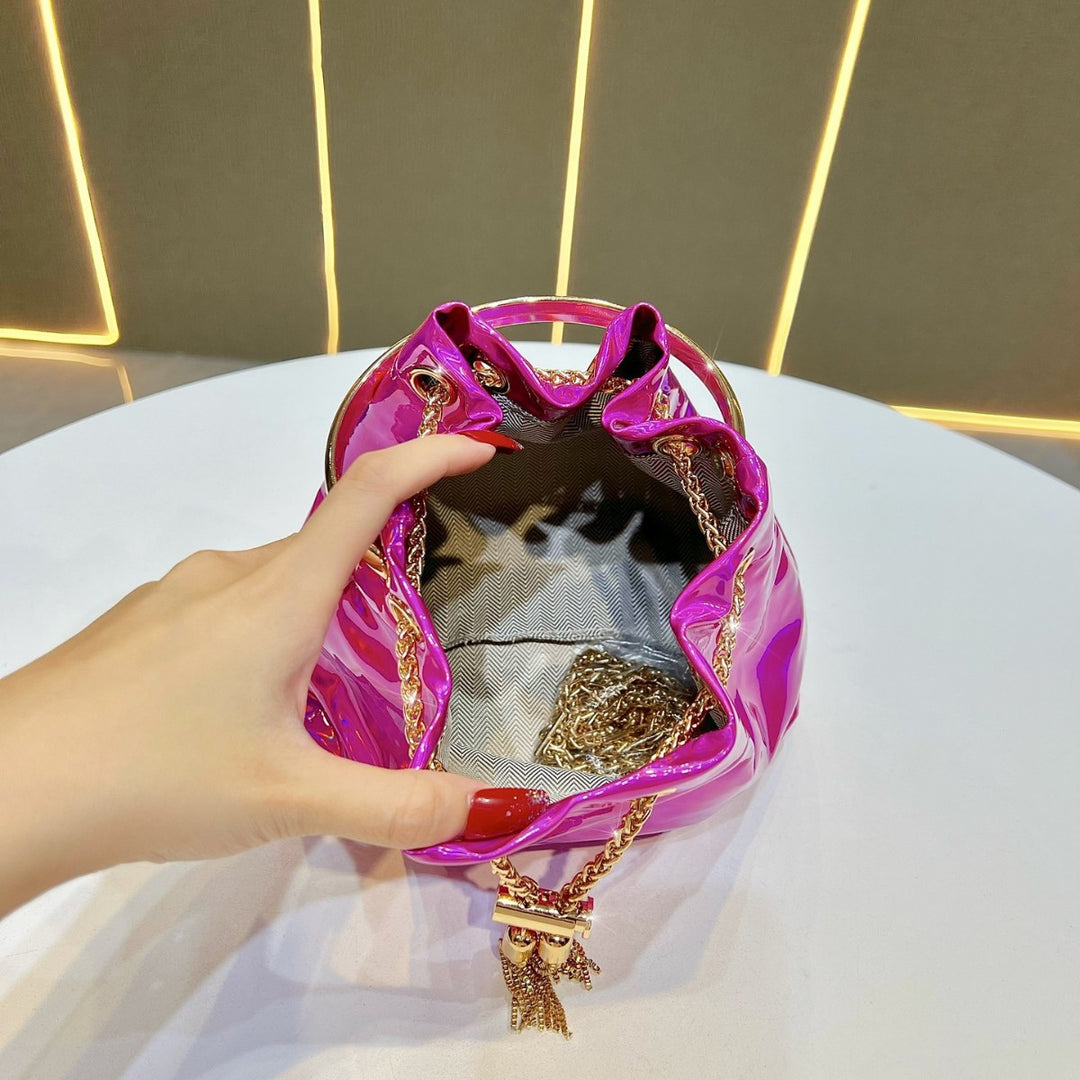 Bucket-Handtasche mit metallischen Details