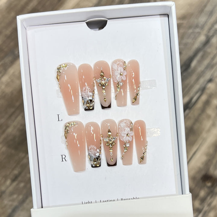 Künstlerisches wiederverwendbares Press-On-Nagelset mit floralen und goldenen Akzenten Karnz