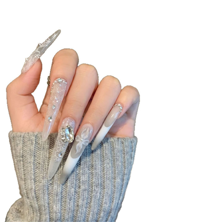 Dekoratives Stiletto Press-On Nagelkunst-Set mit elegantem Spitze- und Edelsteinakzenten Karnz