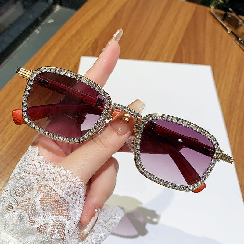 Damen Sonnenbrille mit strassbesetztem Rahmen und modernem Holzdesign Karnz