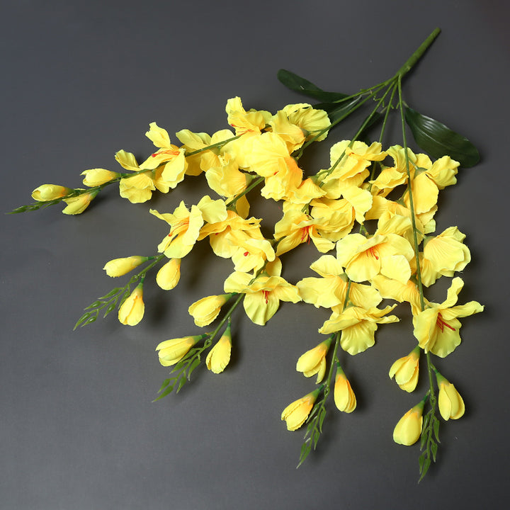 Lebensechte dekorative Blumenstrauß