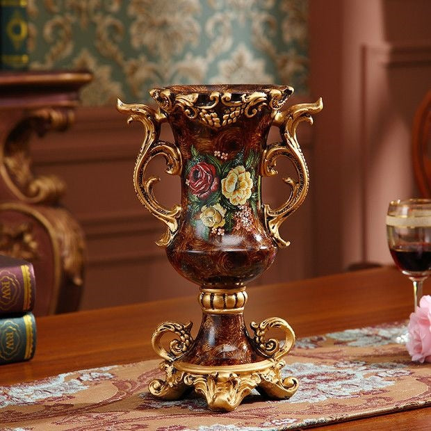 Verschnörkelte Blumenarrangement Vase