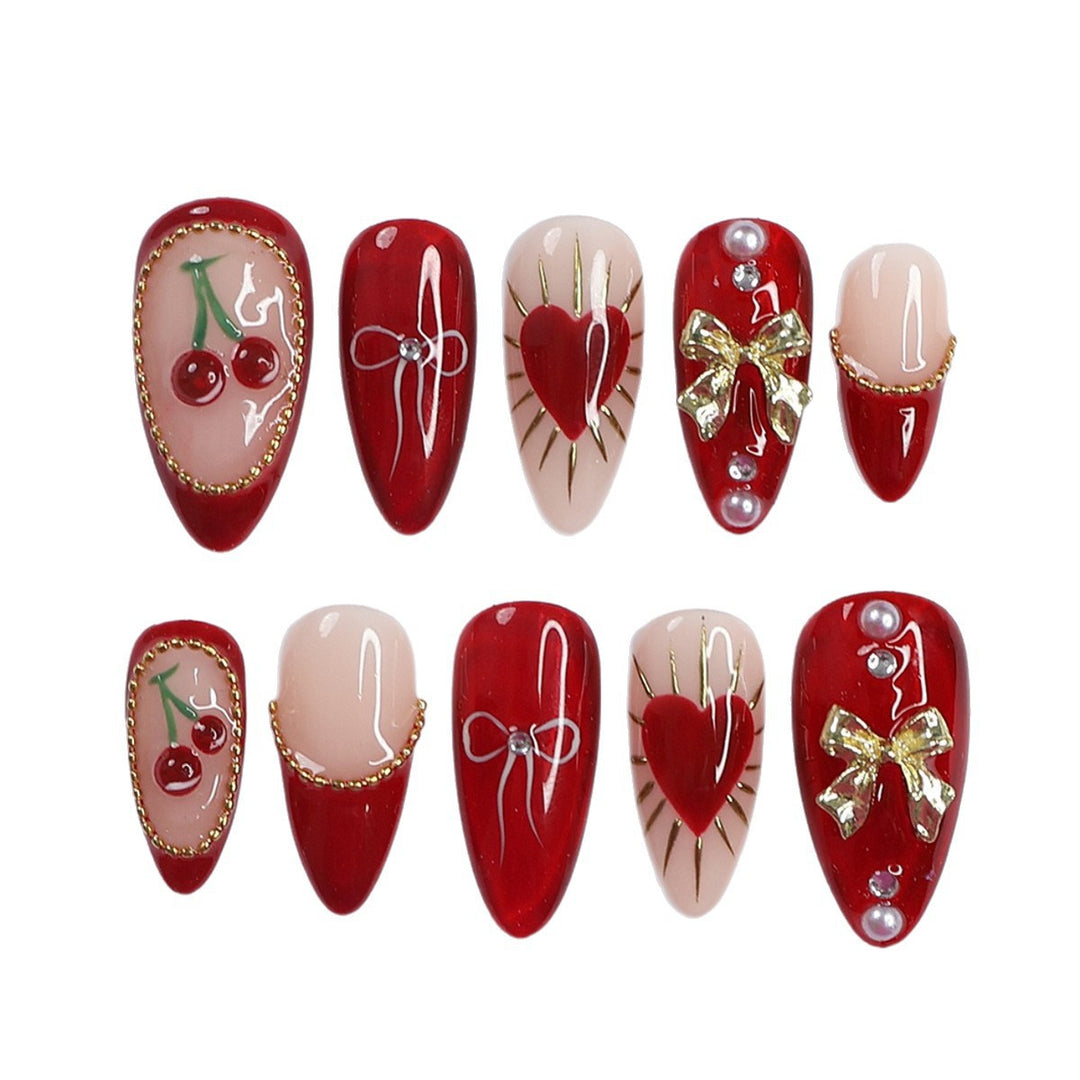 Kreatives Kunstnagelset mit eleganten Herz- und Schleifenmotiven Karnz