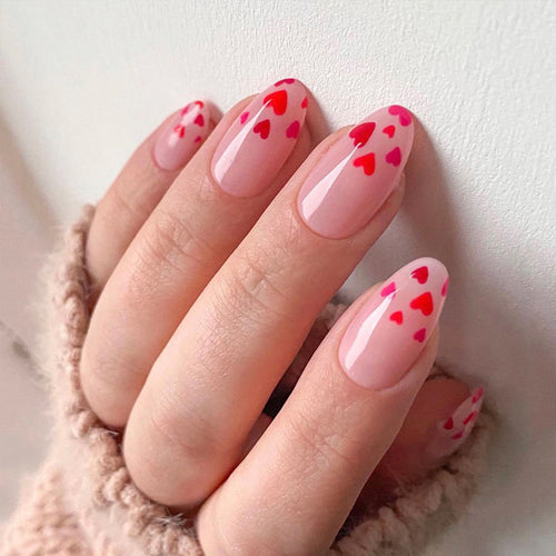 Kunstvolle Nagelkunst mit Herz-Motiv Karnz