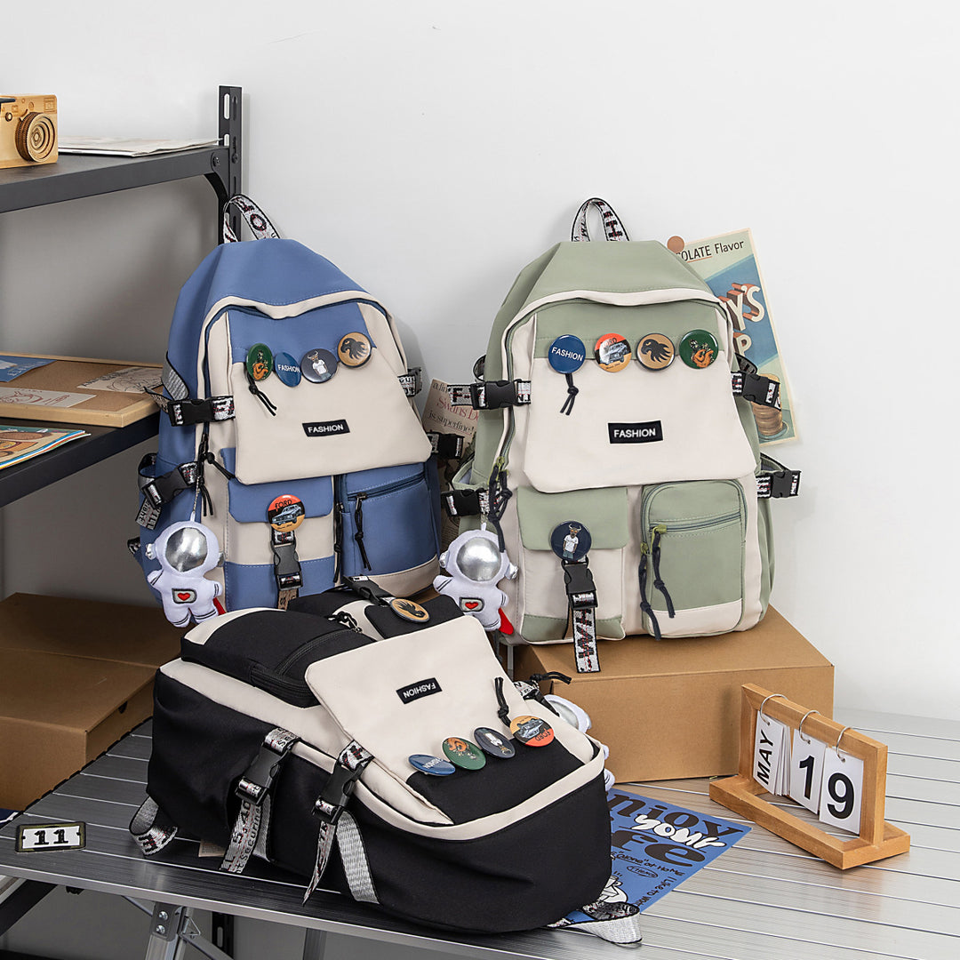 Moderner Rucksack mit Vielseitigen Fächern und Kreativen Applikationen Karnz