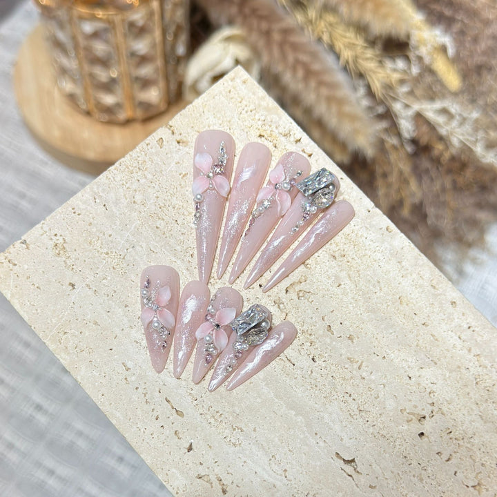 Künstlerisches dekoratives Stiletto Press-On Nagelset mit floralen Akzenten Karnz