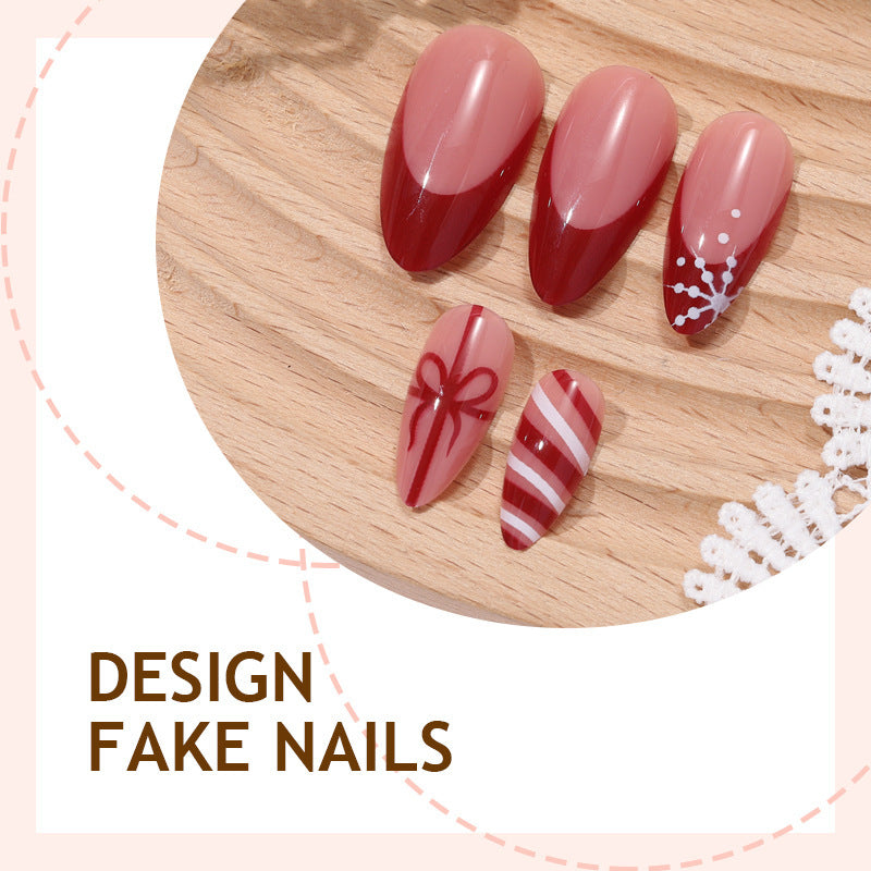 Kunstnagelset mit festlichem Design, charmanten Verzierungen und Glitzerakzenten Karnz