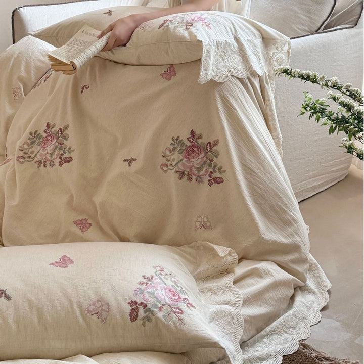 Besticktes Baumwoll‑Leinen Bettwäscheset mit Rosenmotiven, Spitzenvolant und natürlicher Struktur