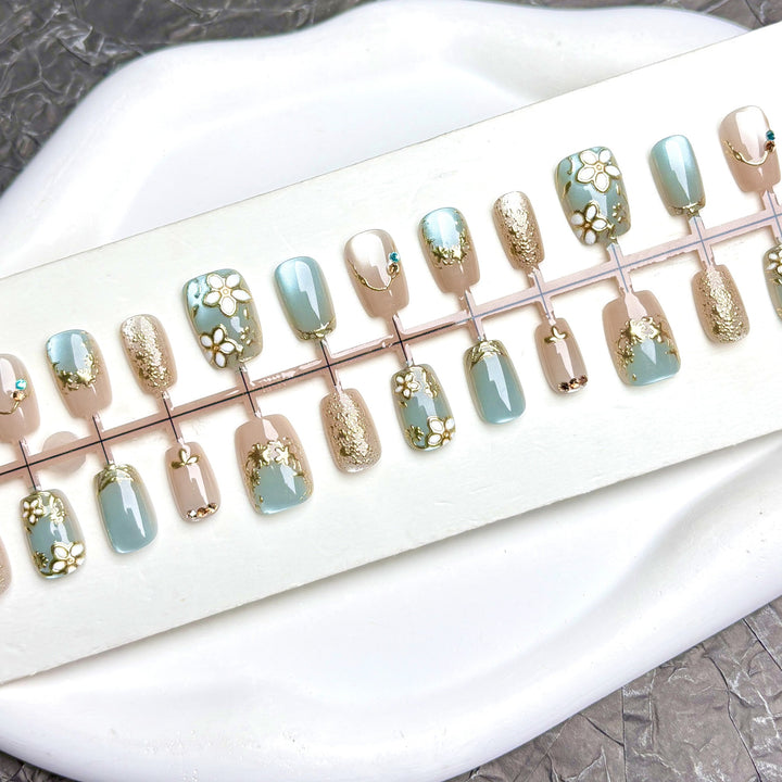 Künstlerisches Press-On-Nagelset mit elegantem Blumendesign