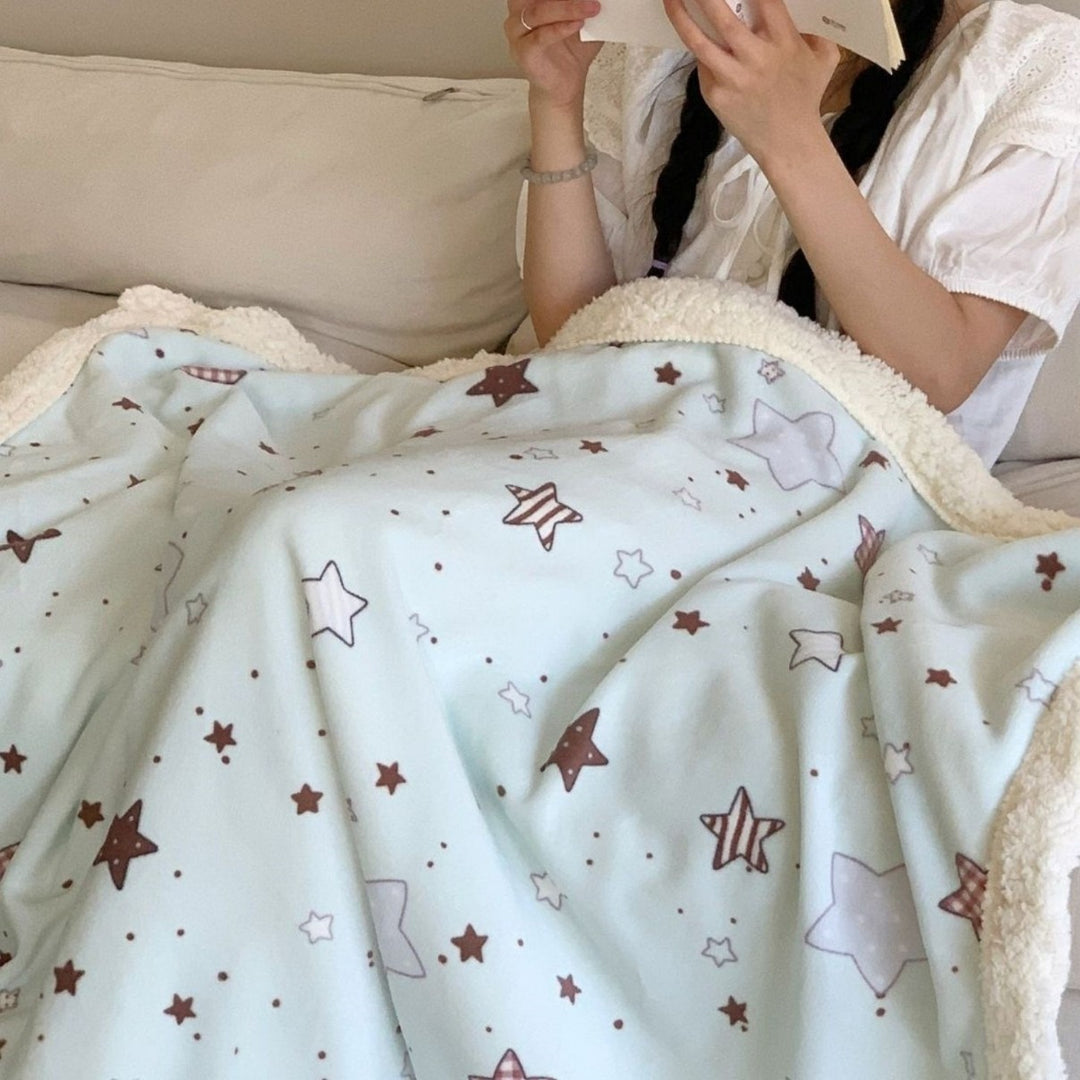 Wendbare Flauschdecke mit Cartoon-Katzenmotiv und Teddyfutter