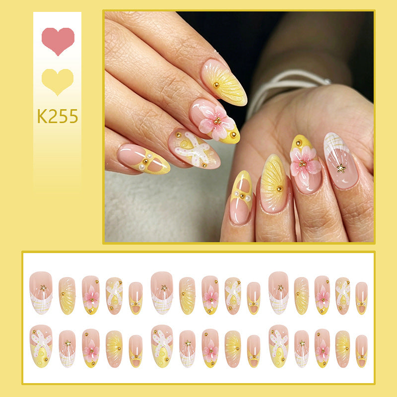 Kunstnägel mit floralem Glitzermuster Karnz