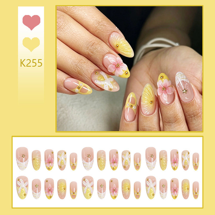 Kunstnägel mit floralem Glitzermuster Karnz