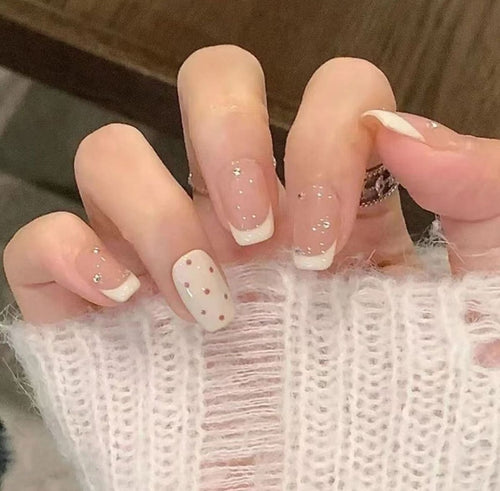 Dekorative Glitzer French Tip Nagelverzierungen Karnz