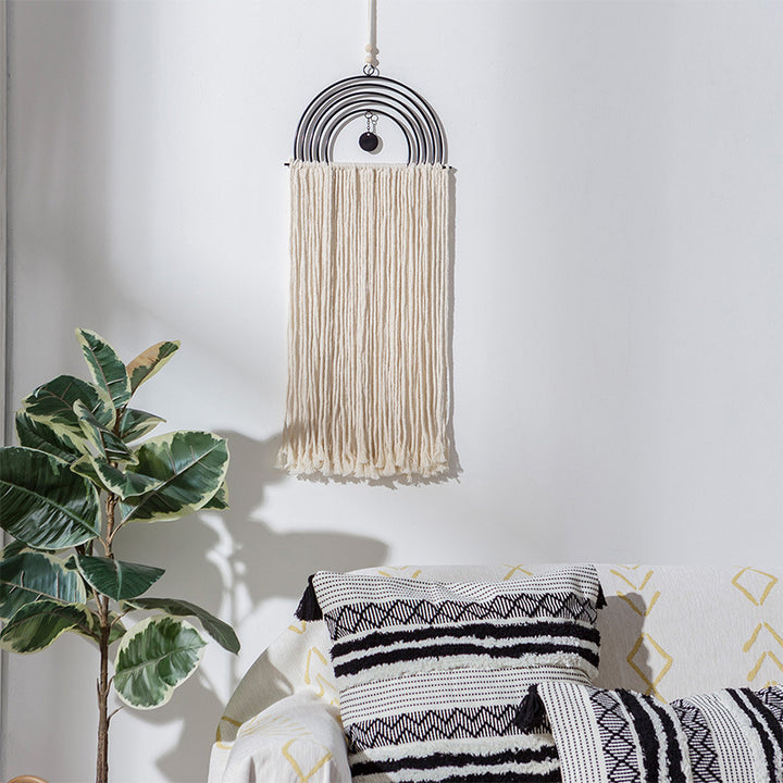 Boho-Makramee-Wandbehang mit Halbkreis-Metallrahmen und langen Fransen Karnz