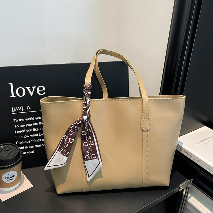 Klassische Ledertasche mit dekorativem Schal