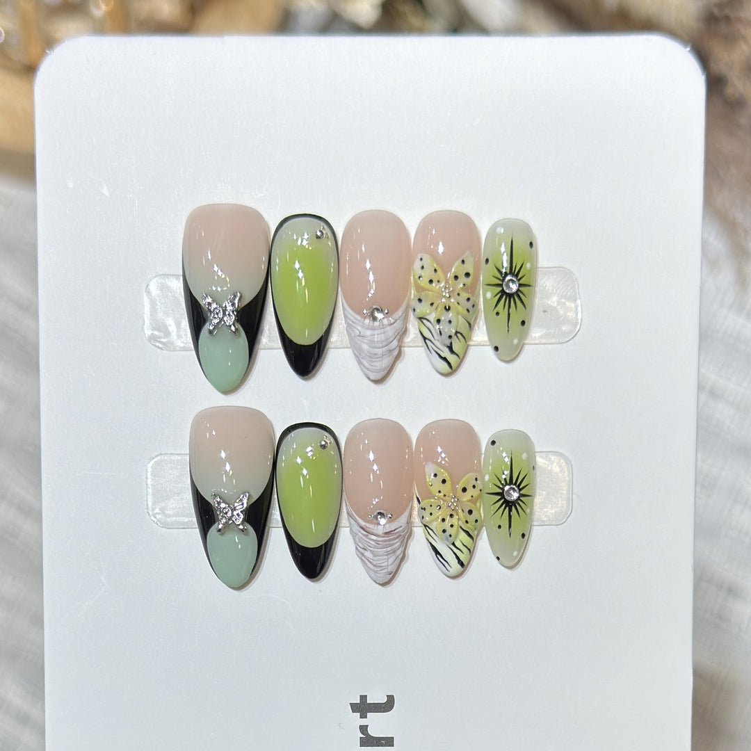 Künstlerisches Press-On Nagelset mit Schmetterlings- und Blumendesigns Karnz