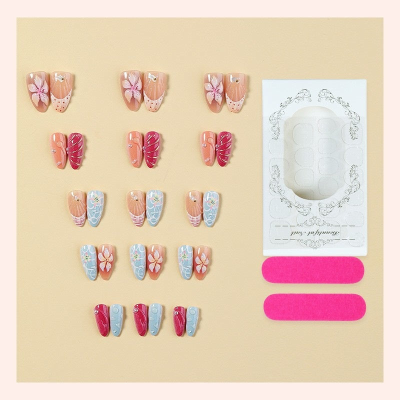 Kunstnagelset mit einzigartigen floralen und maritimen Designs Karnz