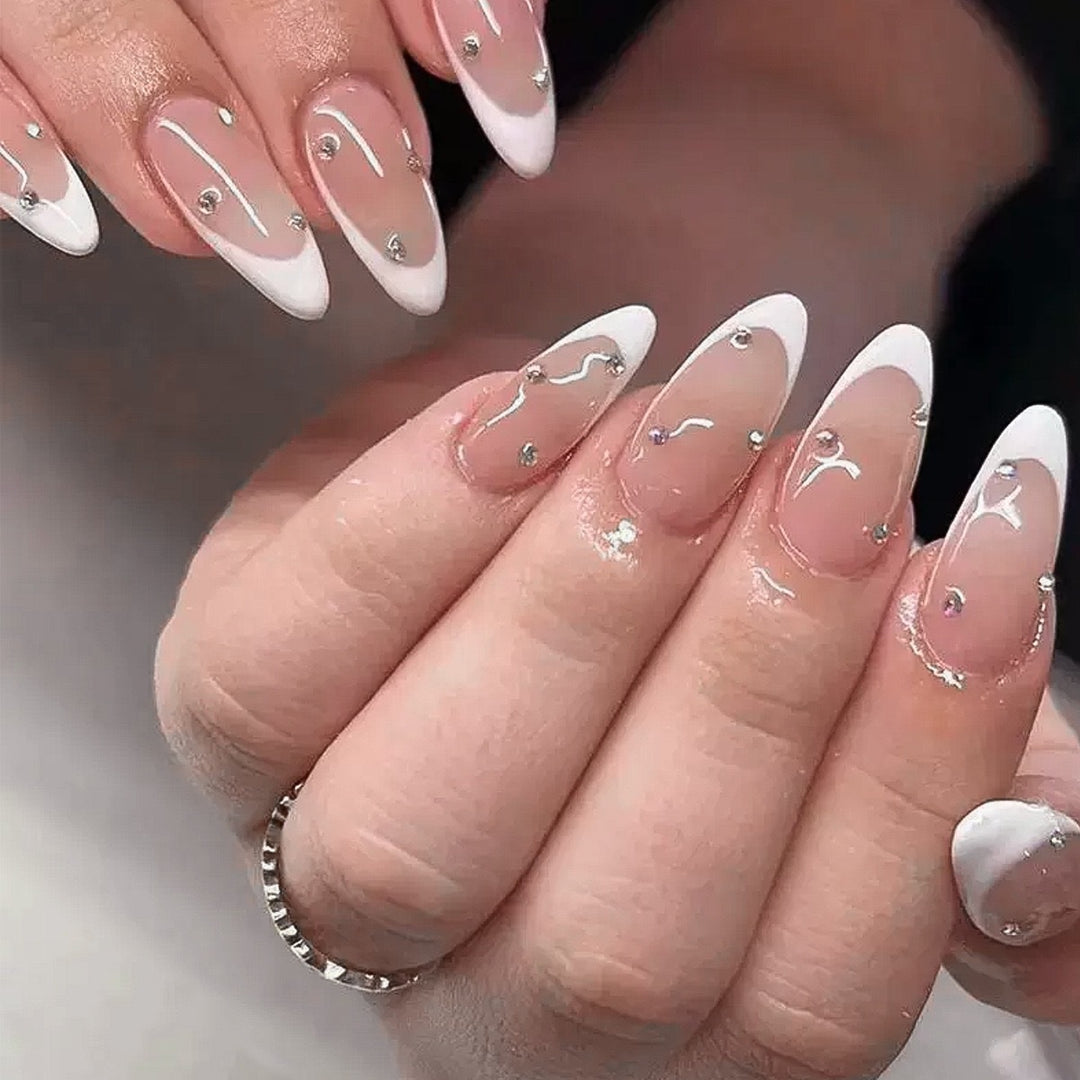 Elegante French Nail Art mit Strass-Verzierungen Karnz