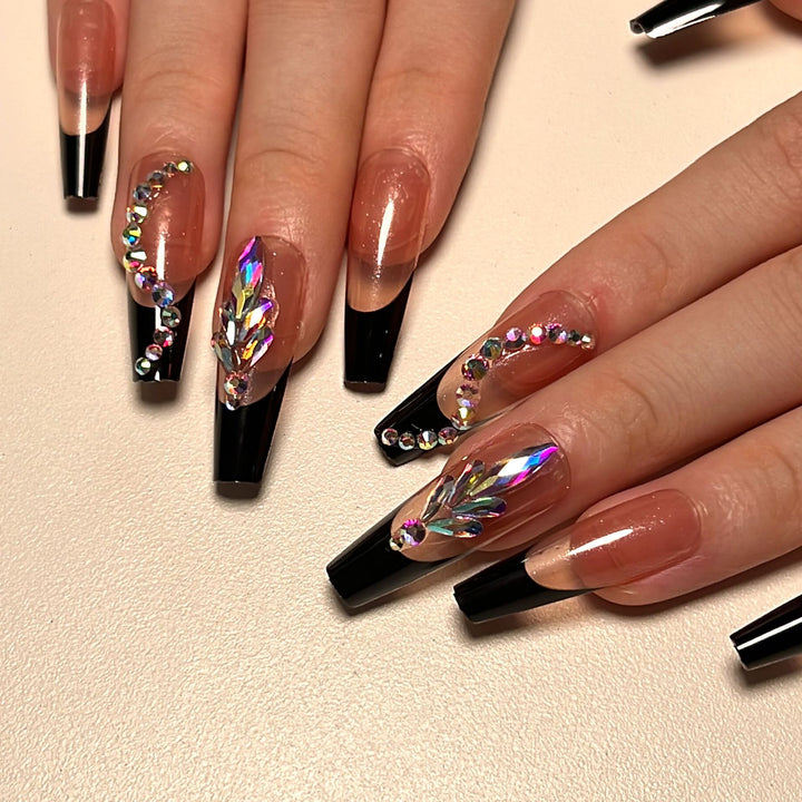 Kunstvolle Stiletto-Nägel mit Glitzerverzierungen Karnz