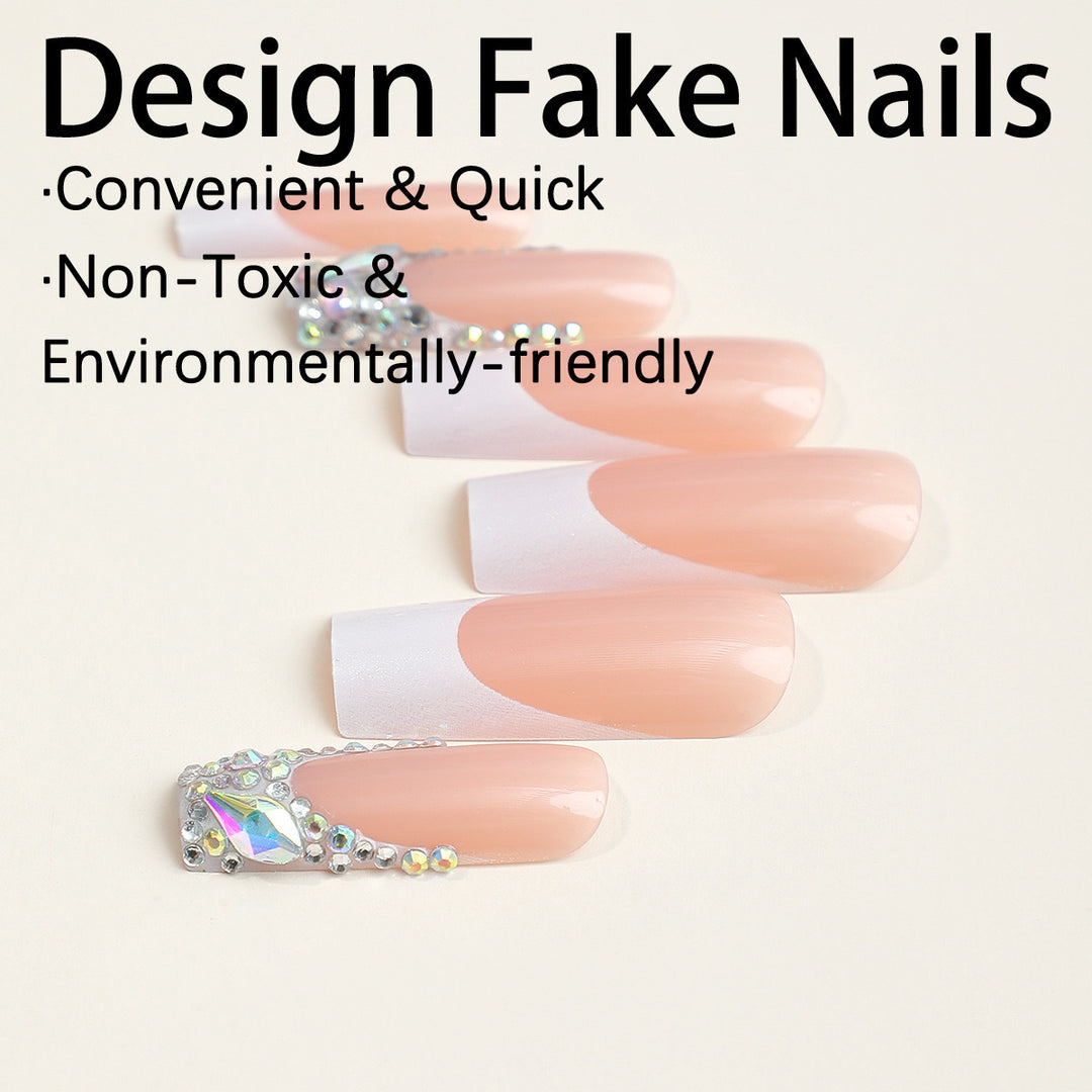 Kunstnagelset mit glamourösen Strassdetails Karnz