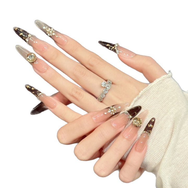 Glamouröses Press-On Nail Art Set mit dekorativen Elementen