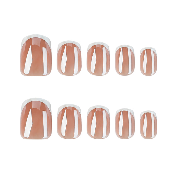 Elegante Nagelverlängerungen mit französischem Abschluss Karnz