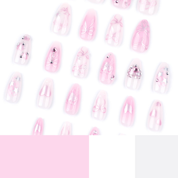 Künstliche Nagelkunst mit zartem Schmuckdesign Karnz