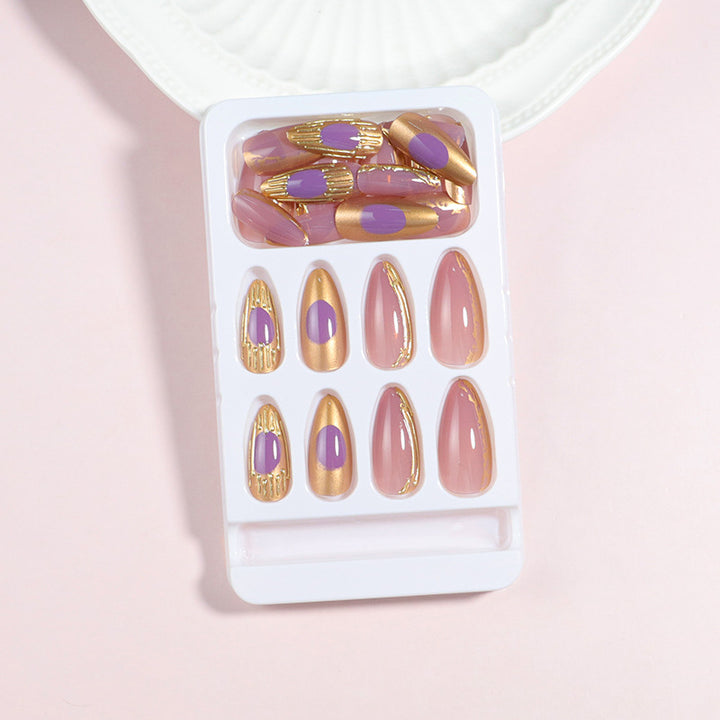 Künstlerisches Press-On-Nagelset mit Gold- und lila Akzenten Karnz