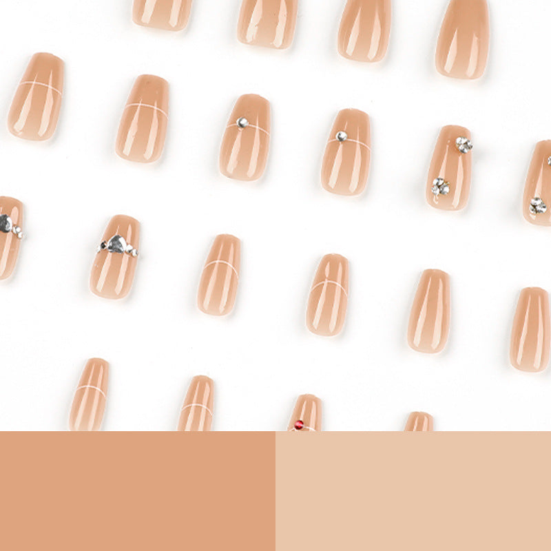Glamouröse Nagelkunst mit Strass-Besatz Karnz