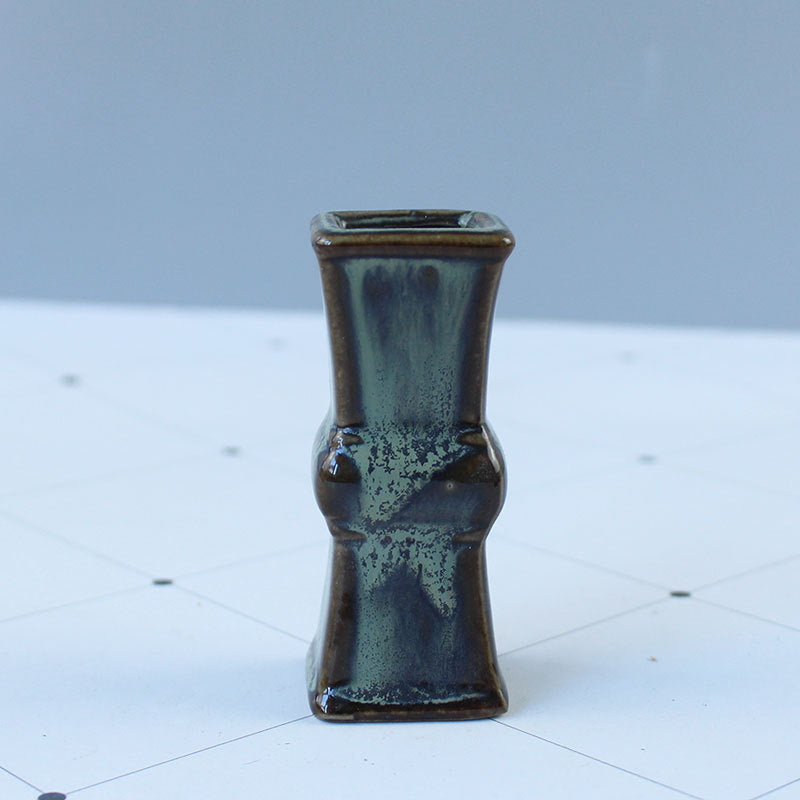 Elegante Keramikvase mit kunstvollem Design Karnz