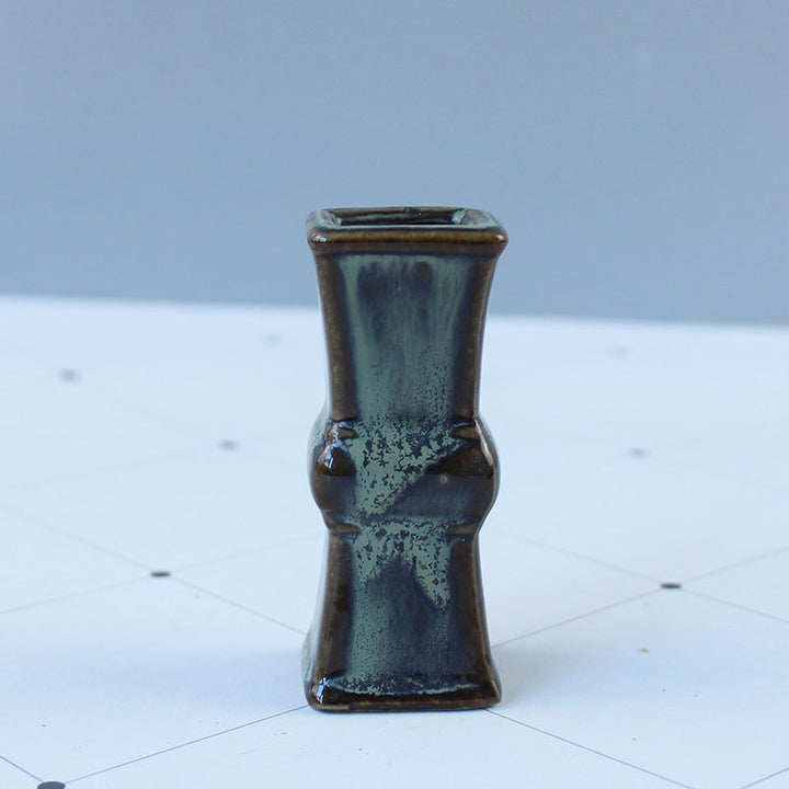 Elegante Keramikvase mit kunstvollem Design Karnz
