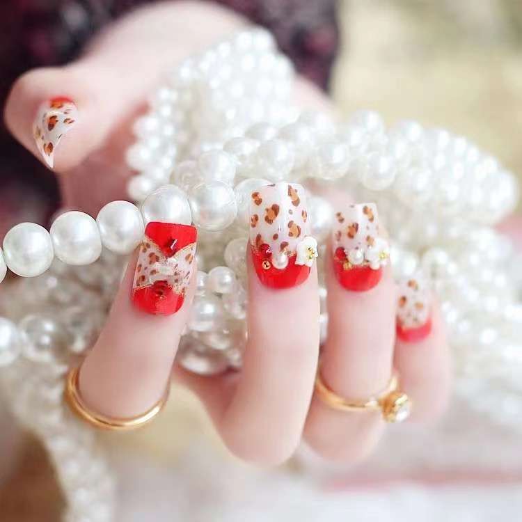 Künstlerisches Press-On-Nagelset mit floralen und tierischen Druckdesigns