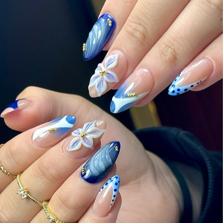 Kunstnägelset mit kreativen floralem Design und glitzernden Akzenten Karnz