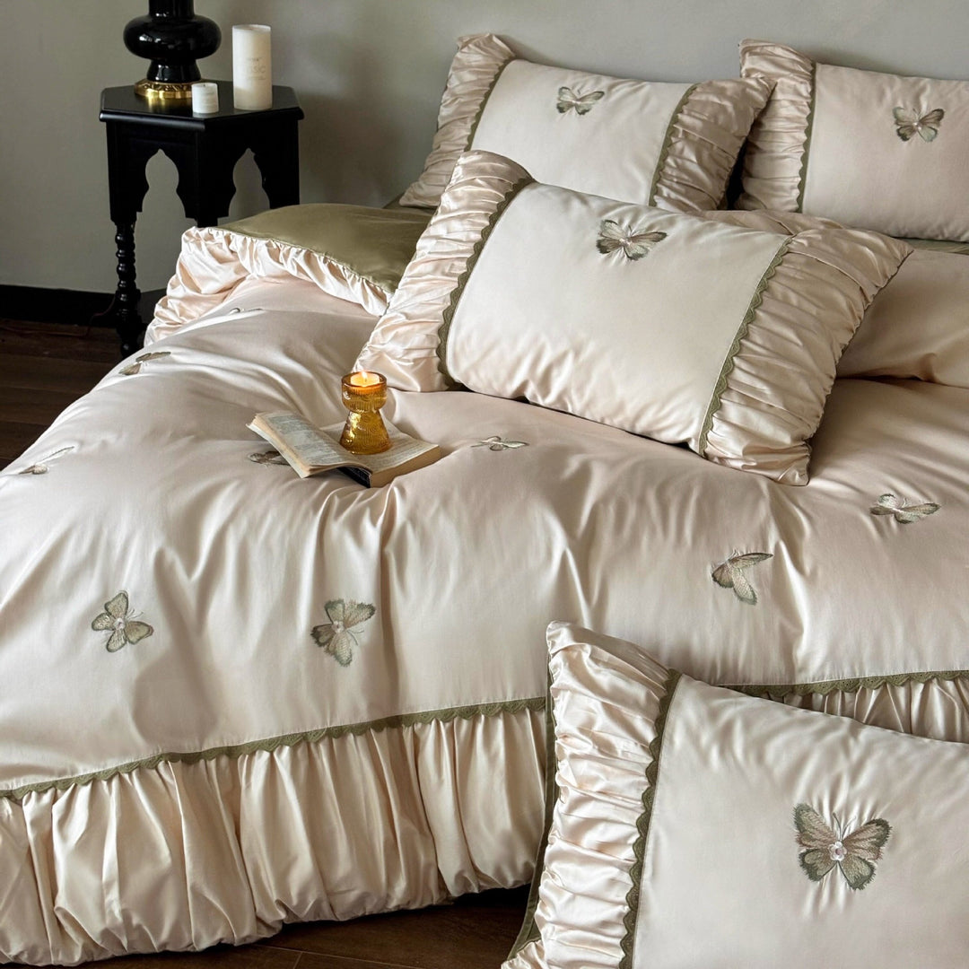 Elegantes Bettwaren-Set aus Baumwollsatin mit bestickten Schmetterlingen und gerafftem Bettrock