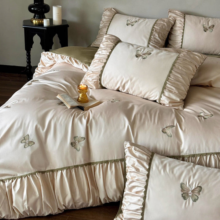 Elegantes Bettwaren-Set aus Baumwollsatin mit bestickten Schmetterlingen und gerafftem Bettrock