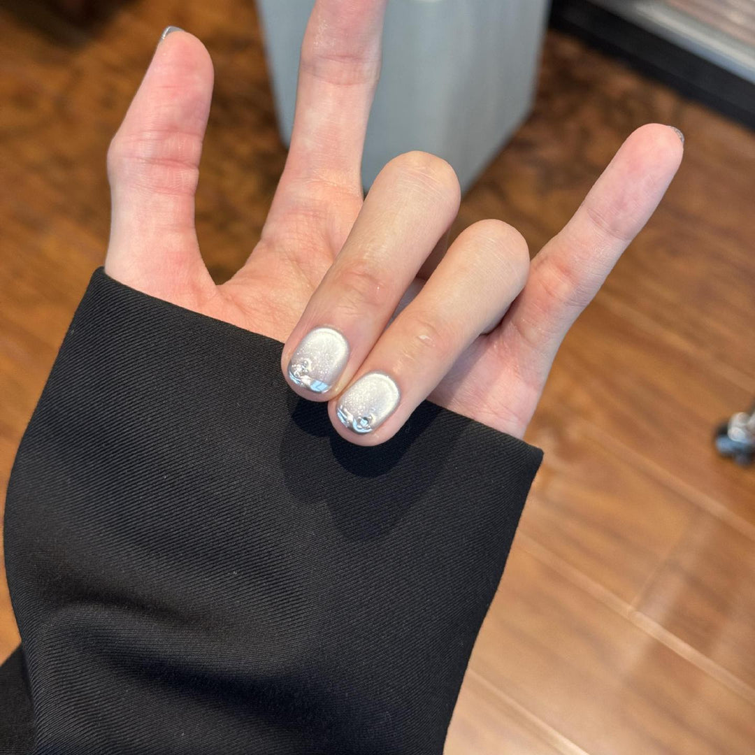 Glamouröse Kunstnägel mit Strahlendem Metallic-Finish Karnz
