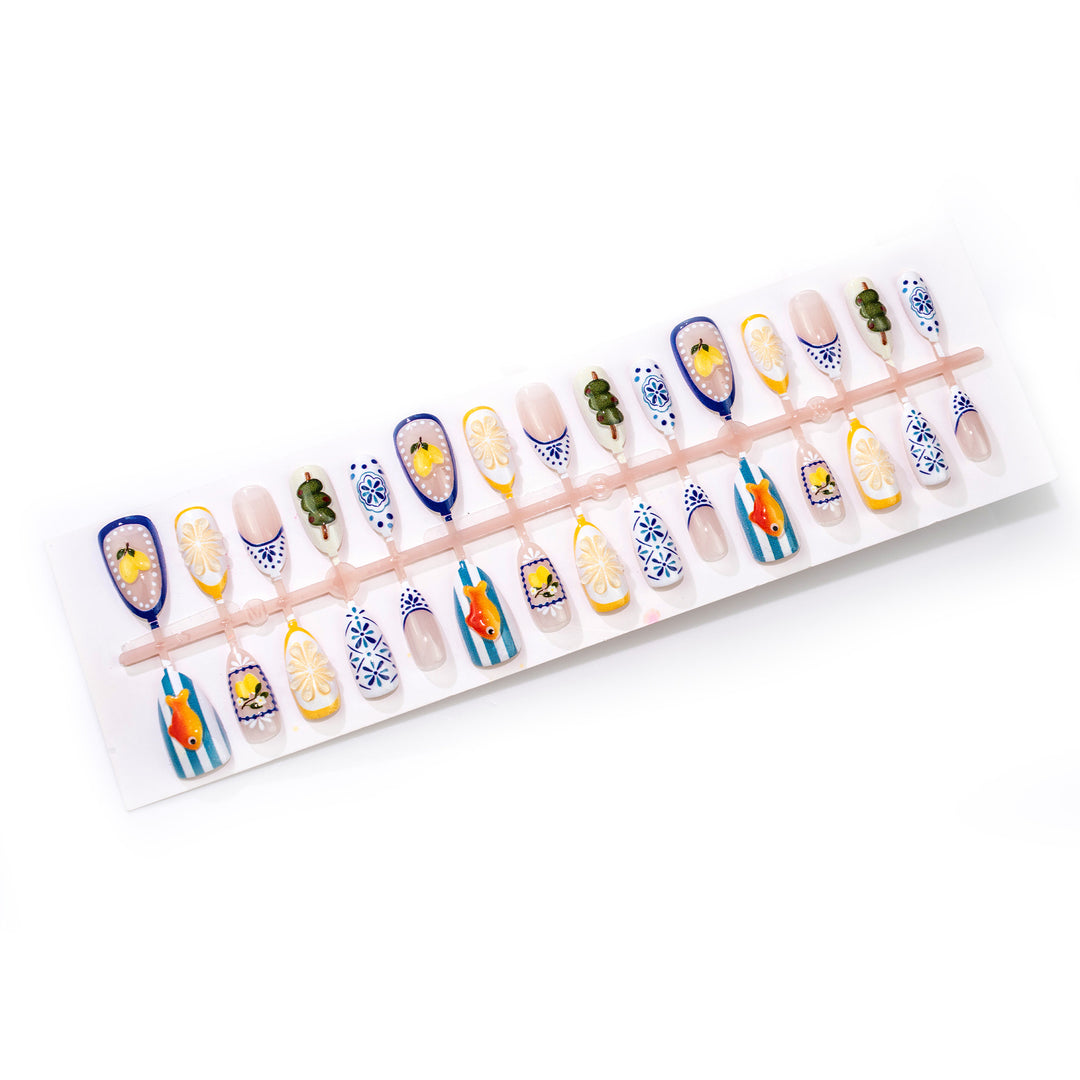 Künstlerisch thematisiertes Press-On Nail Set Karnz