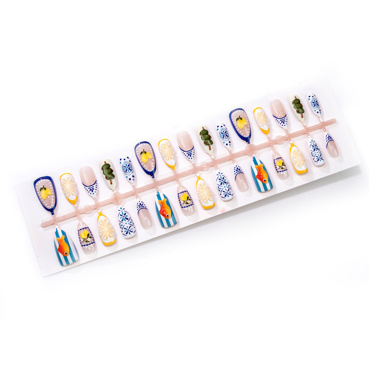 Künstlerisch thematisiertes Press-On Nail Set Karnz