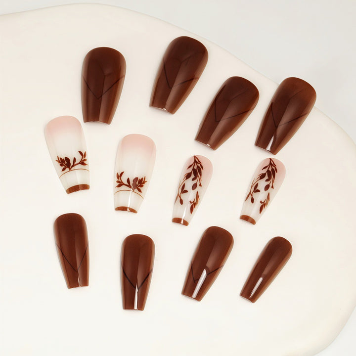 Elegante Kunstnägel mit filigranen Blattmustern Karnz