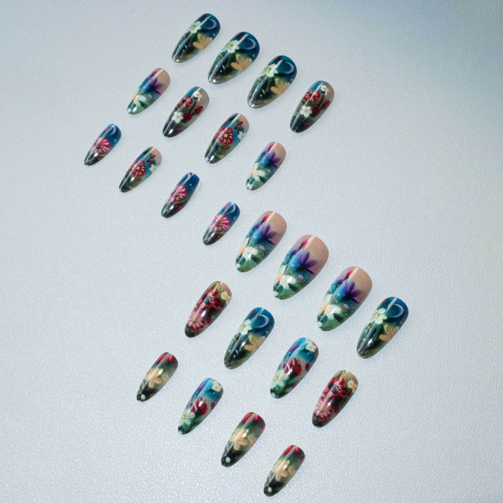 Künstlerisches Floral-Nageldesign-Set