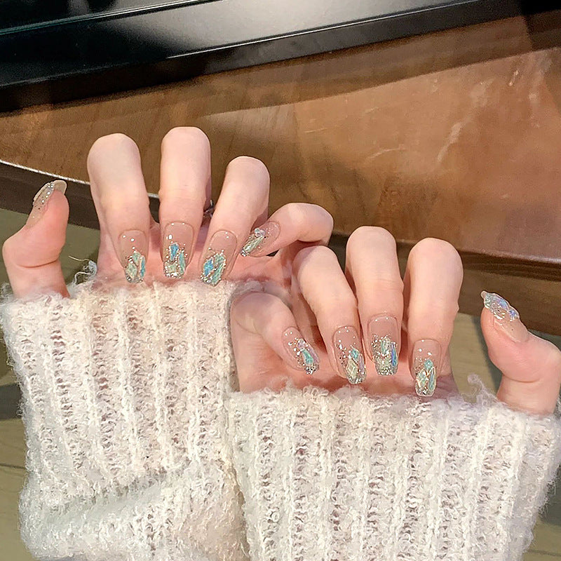 Glamouröses Kunstnagelset mit luxuriösen Glitzerelementen Karnz