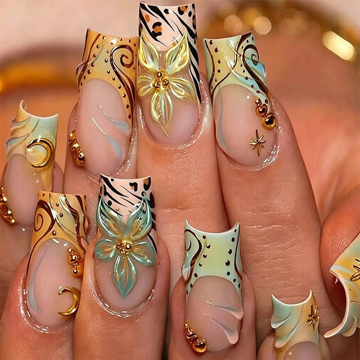 Kunstvolle Nagelspitzen mit Herbstmotiven Karnz
