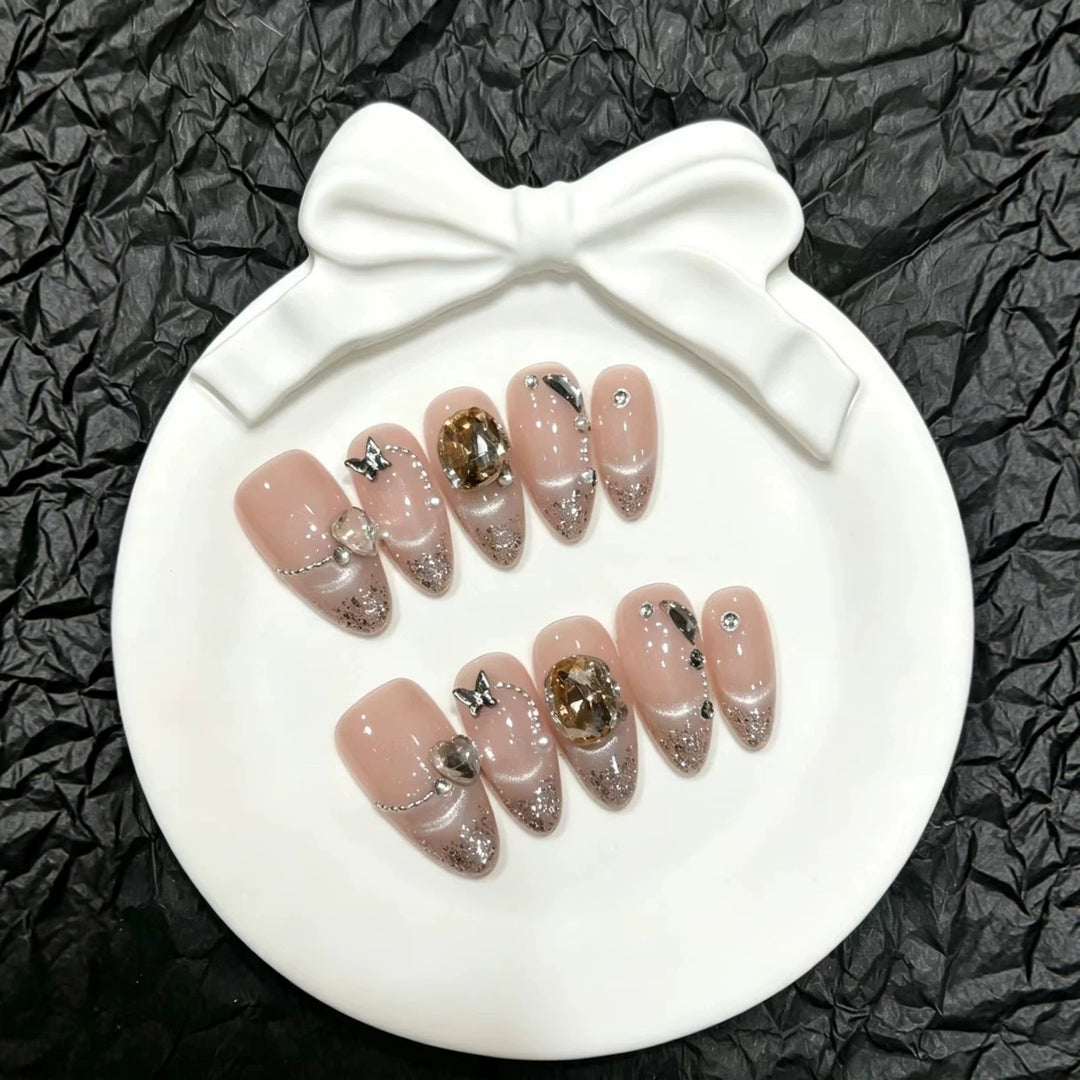 Glamorous Press-On Nail Set mit dekorativen Verzierungen