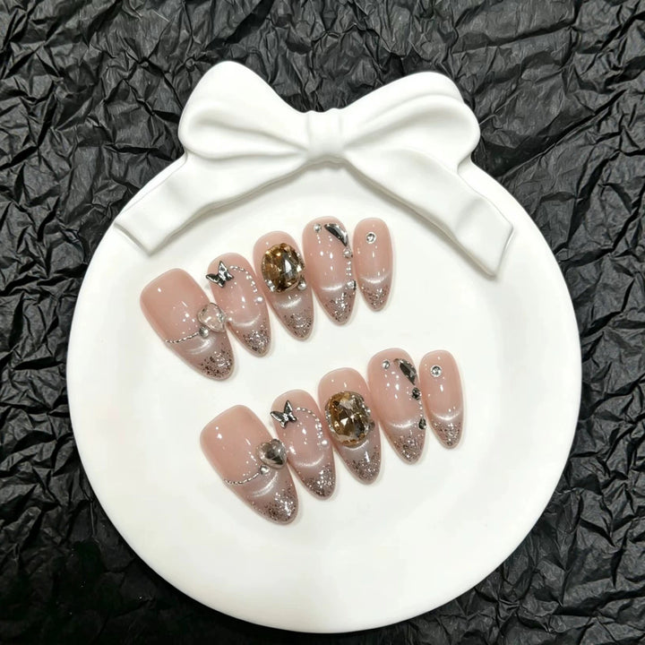 Glamorous Press-On Nail Set mit dekorativen Verzierungen