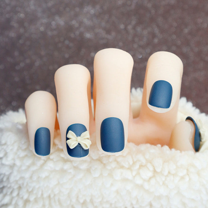 Stylisches dekoratives Press-On Nagelset Karnz