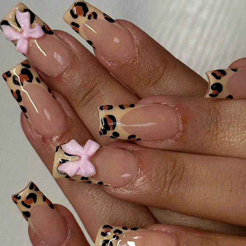 Dekorative Stiletto Press-On Nagelkunst mit Tiermotiv und Schleifenakzenten Karnz