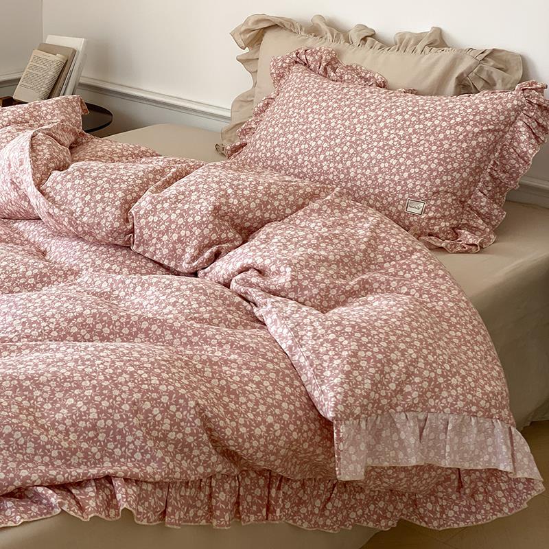 Baumwoll-Bettwäscheset mit zartem Blumenmuster und dekorativem Volant